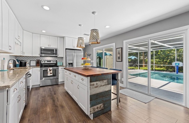Stunning Coastal Farmhouse! Saltwater pool!