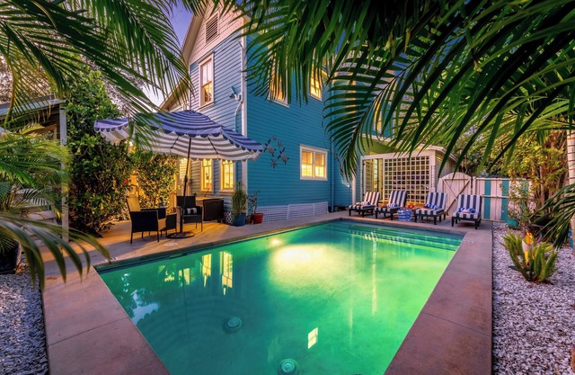 Labour day special!15 min to Beaches .Heated pool!