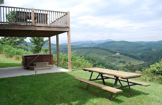 Cabina Ridgetop con amplias vistas de largo alcance, jacuzzi, acceso al río, porche y terraza