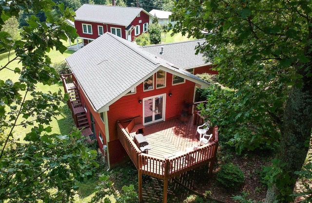 ¡NUEVO! Hendersonville Studio w / Mtn Views & Fire Pit!