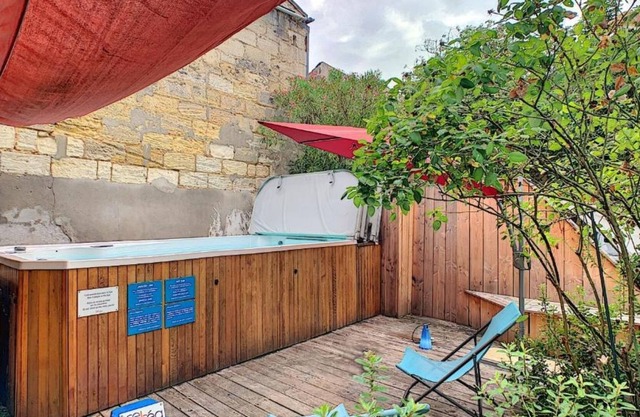 Heritage Elegance in the Heart of Bordeaux: 3-Bedroom Apartment with Hot Tub