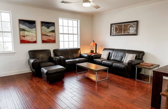 Casa de pueblo mensual de 3 dormitorios con garaje para 2 autos, W / D, cama King size, comodidades modernas
