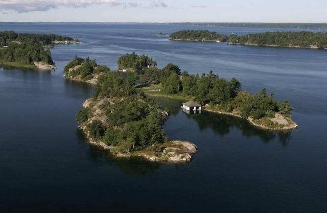 CARACTERÍSTICAS DE HGTV Isla privada de 8 acres, cancha de tenis, casa de botes, kayaks,