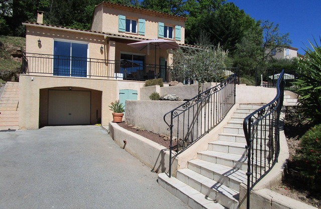 Hiberne en una villa con orientación sur y vallada a 15 km de la Costa Azul. 6 adultos + bebé