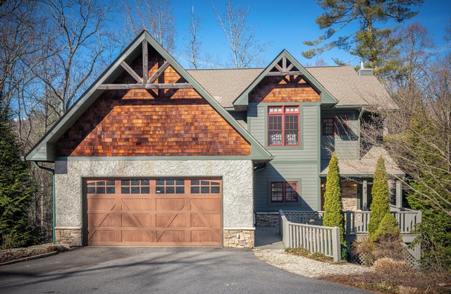 Hidden Creek Craftsman Retreat: A Tranquil Asheville Retreat with Hot Tub