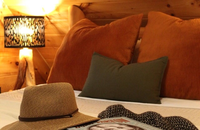 Couple's Retreat! 1mi to GSMNP! Private & Peaceful + Treehouse Vibes!