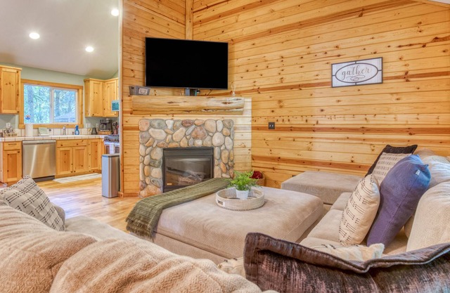 Hidden Gem of Mt Hood forest w/Private Hot Tub, Riverside Retreat.