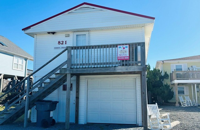 Gran propiedad frente al mar con piscina privada.