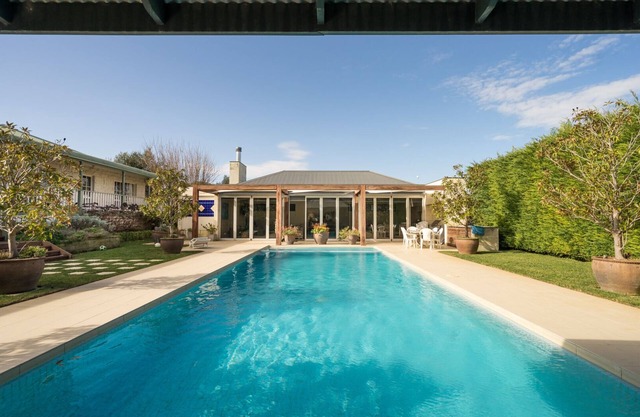 Hideout in Rye - Luxury resort style holiday home with Pool/Spa & Tennis Court