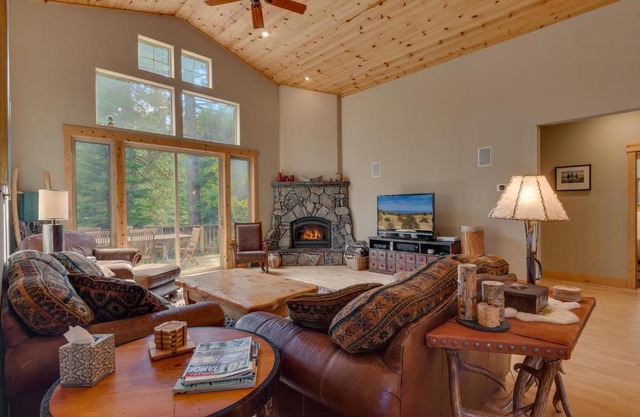 High Altitude at Tahoe Donner - Huge 4 BR with Private Hot Tub, Pool Table, Ping Pong, HOA Amenities