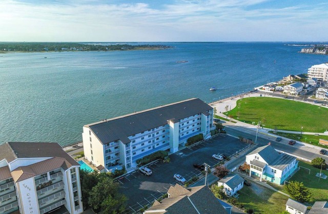 Condominio actualizado con vistas abiertas a la bahía, piscina frente a la bahía y 3 cuadras de la playa / paseo marítimo