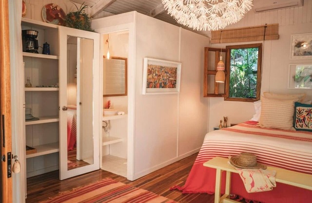 High Tide Bungalow Walking Distance To The Surf and Restaurants