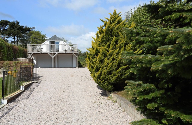 HIGHER GITCOMBE LODGE, romantic, with hot tub in Dartmouth