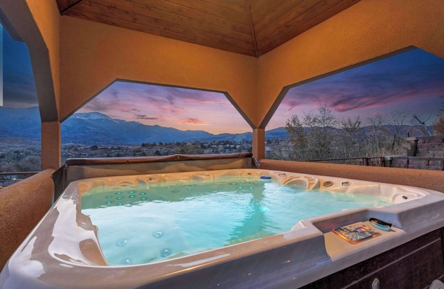 Highland Heights! Luxe Mountain VIEWS w/ Hot Tub