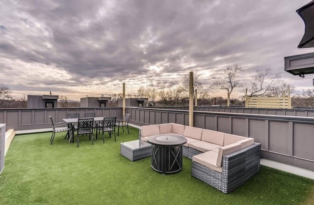 Highland Station - Private Rooftop (Sleeps 14)