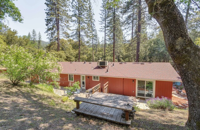 Hike, Boat & More: Cabin w/ Hot Tub in Ahwahnee!