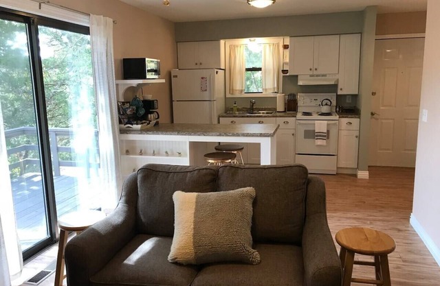 The Guest Nest, hike, dine/shop, or relax indoors, 8 minutes to Eureka Springs