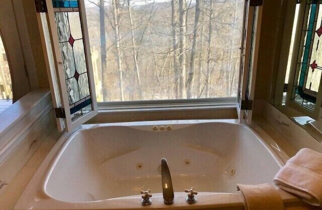 Ozark Spring Cabin 05 Gales Lair,King Bed, Spa Tub