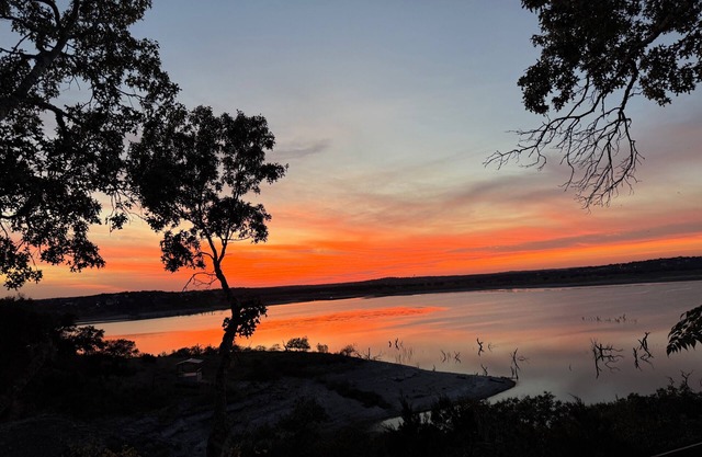 Hill Country Haven-Lake Front/Sunsets/Hot Tub/Deer