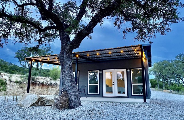 Hill Country Modern Cottage - 5 minutes to the boat ramps