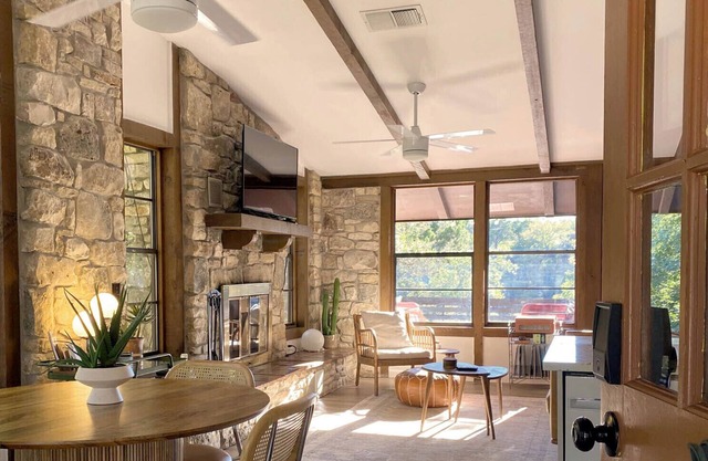 Hideout Cabin - hot tub in hill country, 15 minutes to Wimberley Square