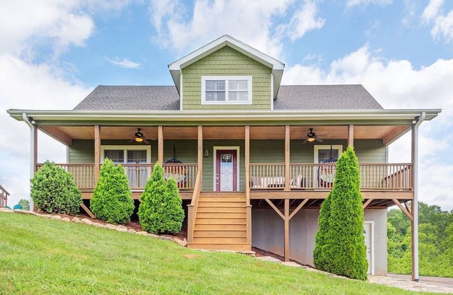 Hill Top Views with King Bed Suite Near Asheville