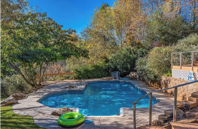 Hillside Escape: Pool/Sauna/Hot Tub! Only 18 Minutes to Downtown Asheville!