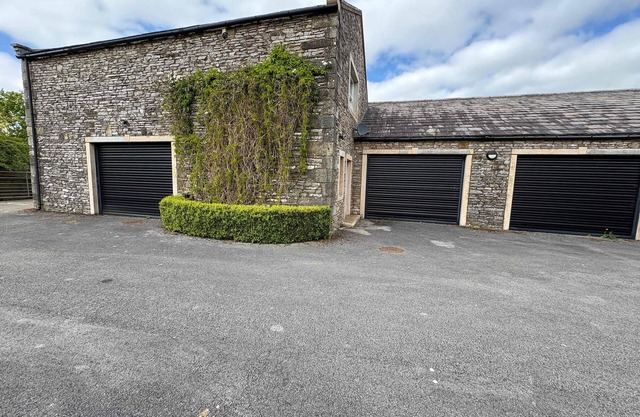 Hillside Farm - by Estatesmen