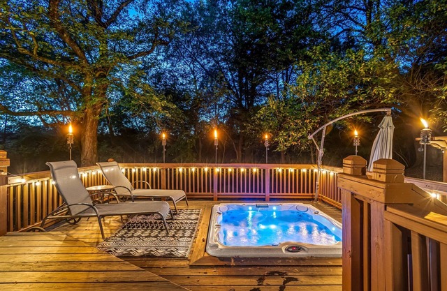 Hillside Hot Tub Hideaway! King Bed / Fire Pit