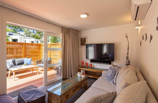 Hillside Villa 1: Walk to Town, Free Parking & A/C