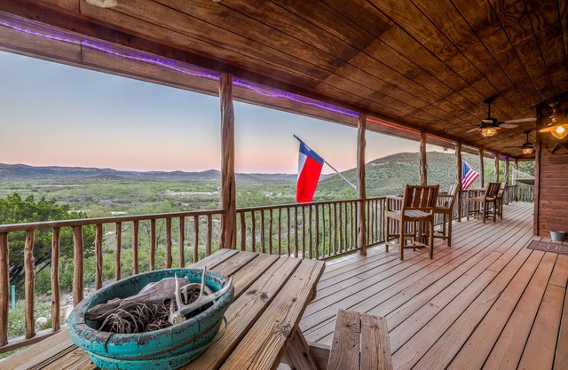 Hilltop Concan Cabin w/ Garner State Park Views!