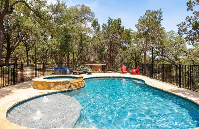 Hilltop Hideaway- ¡14 acres pintorescos! Incluye encantador 'Bunkhouse' y capacidad para 12!