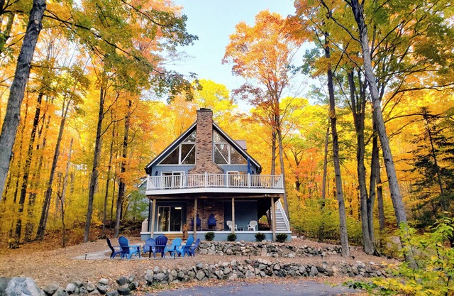 Hilltop Hideaway Chalet UpNorth Shanty Creek, 3 Kings+Game Room+Firepit+Golf+Ski