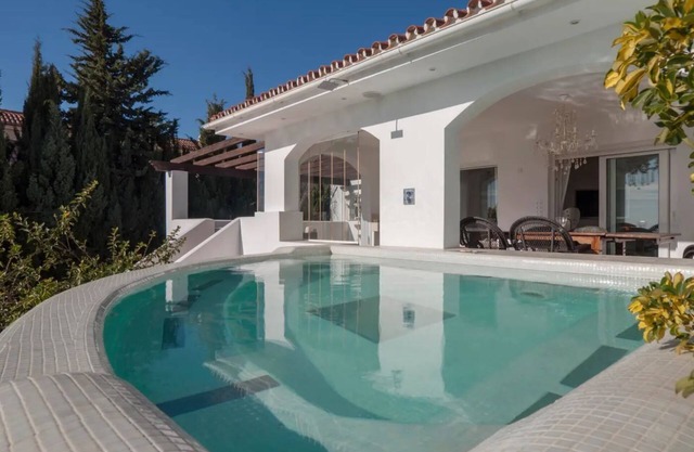 Hilltop Jacuzzi House