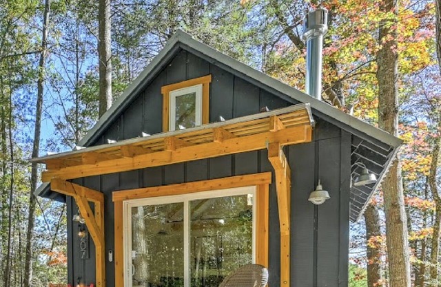 Hilltop Nest:Cozy 1BR Cottage Near Downtown Hendersonville