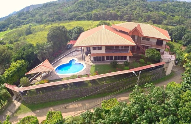 Villa en la cima de la colina con piscina con vistas a Jaco