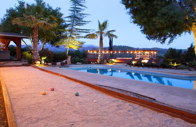 Hilltop Yosemite Retreat w / Views, Jacuzzi, piscina, sala de juegos, cerca de la ciudad