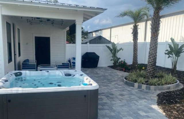 Hip-Nautic - Beautiful Home - Private Hot Tub!
