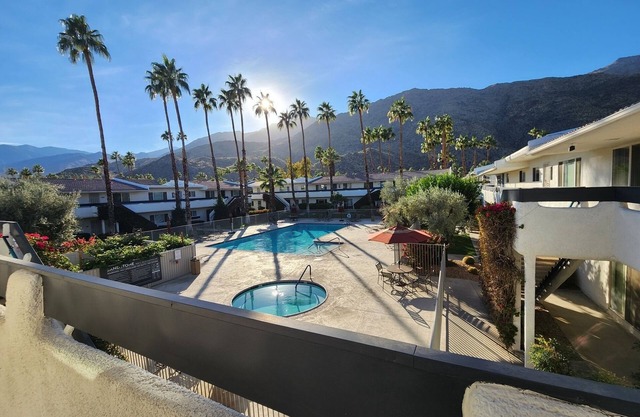 Hip Palm Springs Condo minutes from Downtown, Casino, Hiking Trails, and more!!
