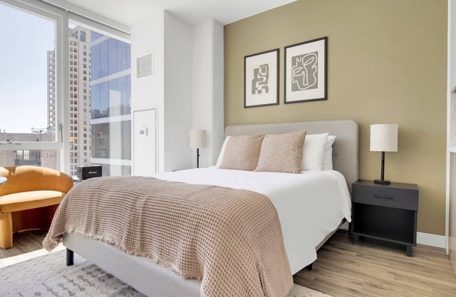 Hip South Loop Studio w/ Lounge, Pool & Gym near Grant Park, by Blueground