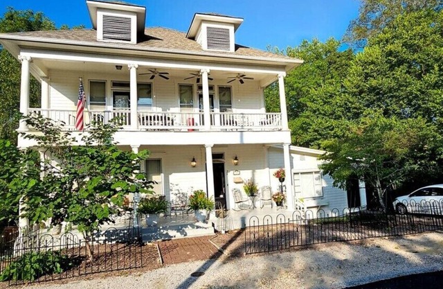 Eureka Springs: Casa Amplia con Balcón y Vistas