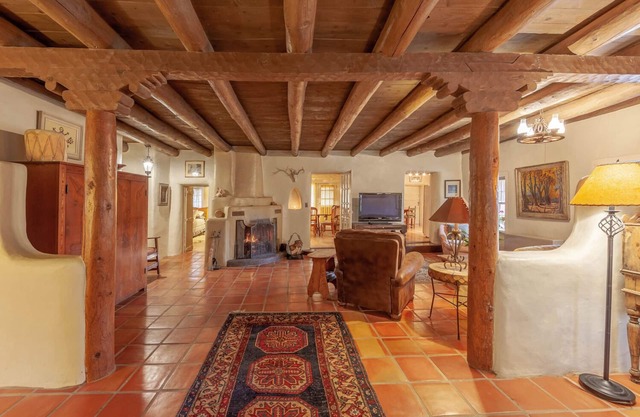 Encanto histórico del viejo Taos con modernas comodidades. Muy buena ubicación!