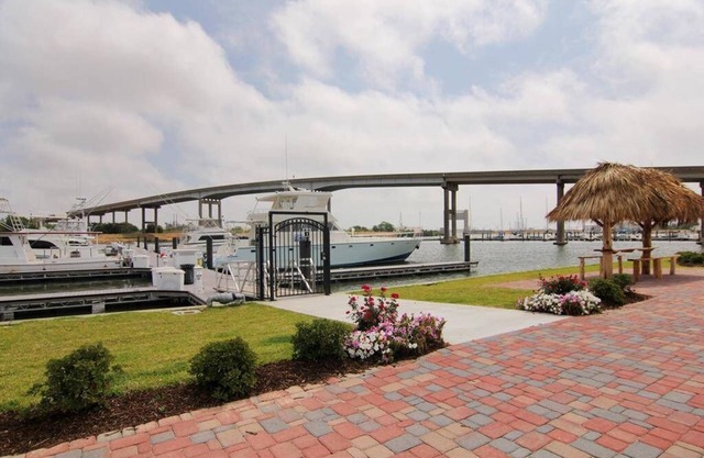 ¡Histórico loft costero en Freeport Marina, parque y playa!