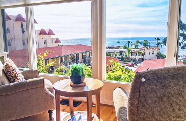 Hermosa cabaña histórica con una sensación de Zen. Vistas completas al mar en Village