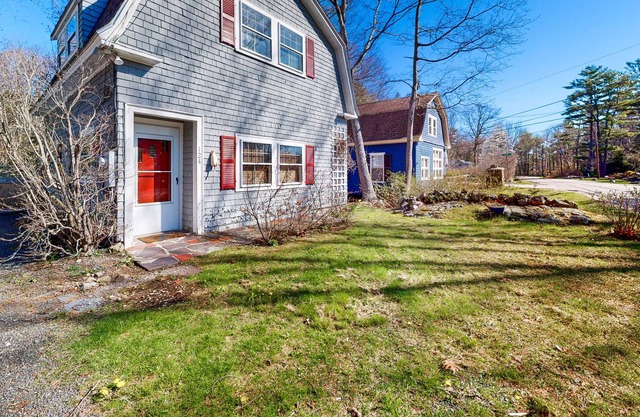 Historic hideaway near the water with a spacious deck, beach gear, & firepit