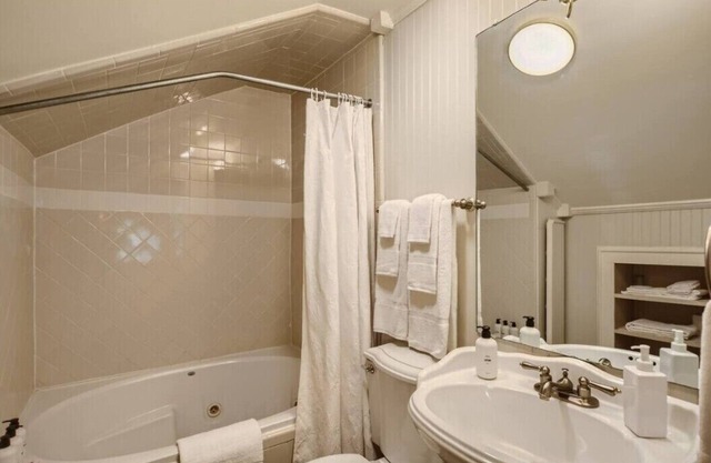 Historic Junius:4 rooms + 2 Casitas