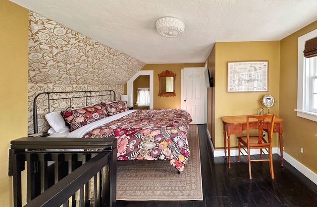 HISTORIC LUXURY! PET OK! 1 mile to beach! Patio-firepit-2KingSuites