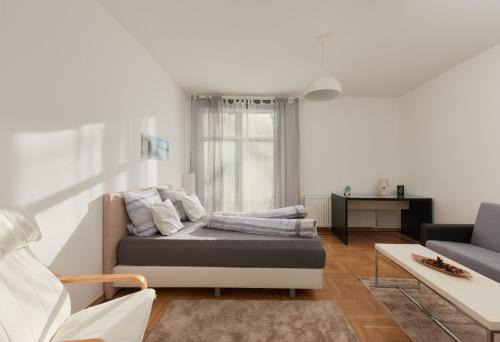 Historic Redesigned Schönbrunn Palace Apartments w Free Parking and 24h Check-in