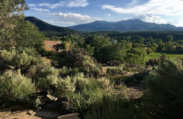 Histórico Taos Adobe con vistas al exuberante valle