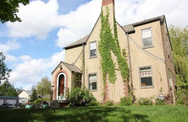 Histórico McKennan Park Tudor cerca del centro y hospitales (4 habitaciones 2 baños)